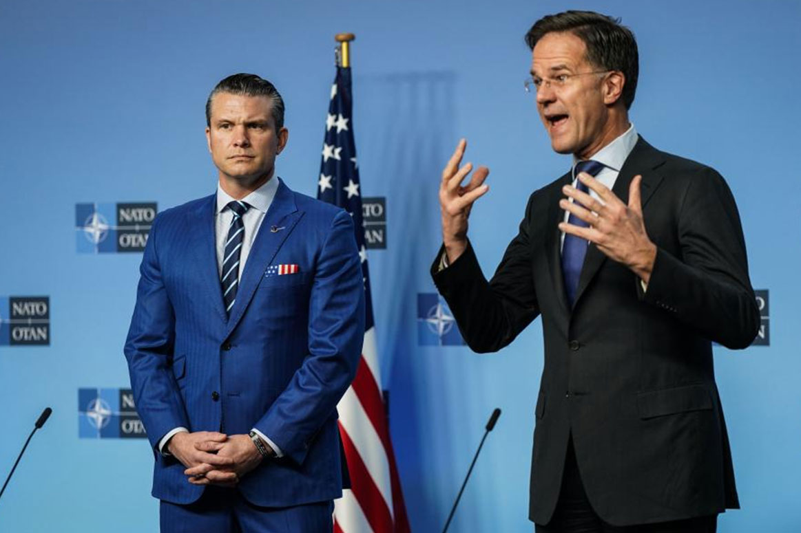 Bo truong Chien tranh My Pete Hegseth (trai) va Tong Thu ky NATO Mark Rutte o tru so NATO hoi thang 2.2025. Anh: Xinhua