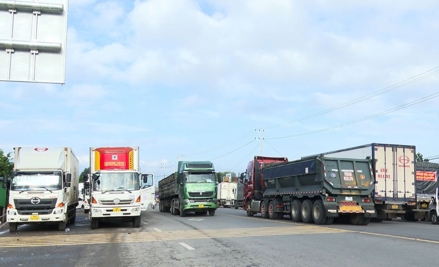 高速道路の交差点で車が停止、駐車し、混乱し、交通安全を損なっています。写真:Hung Tho