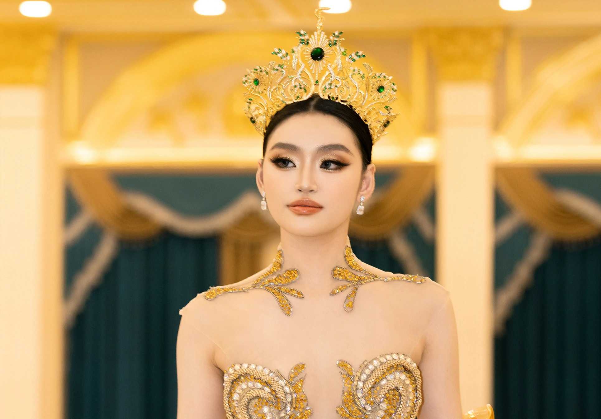 Hoa hau Yen Nhi. Anh: Sen Vang.