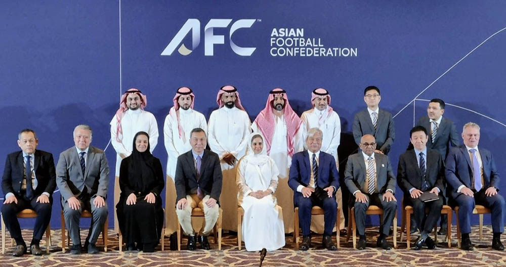 쩐  뚜언 회장(아래 줄 왼쪽에서 네 번째 줄)이 아시안컵 조직위원회 회의에 참석했습니다. 사진: VFF