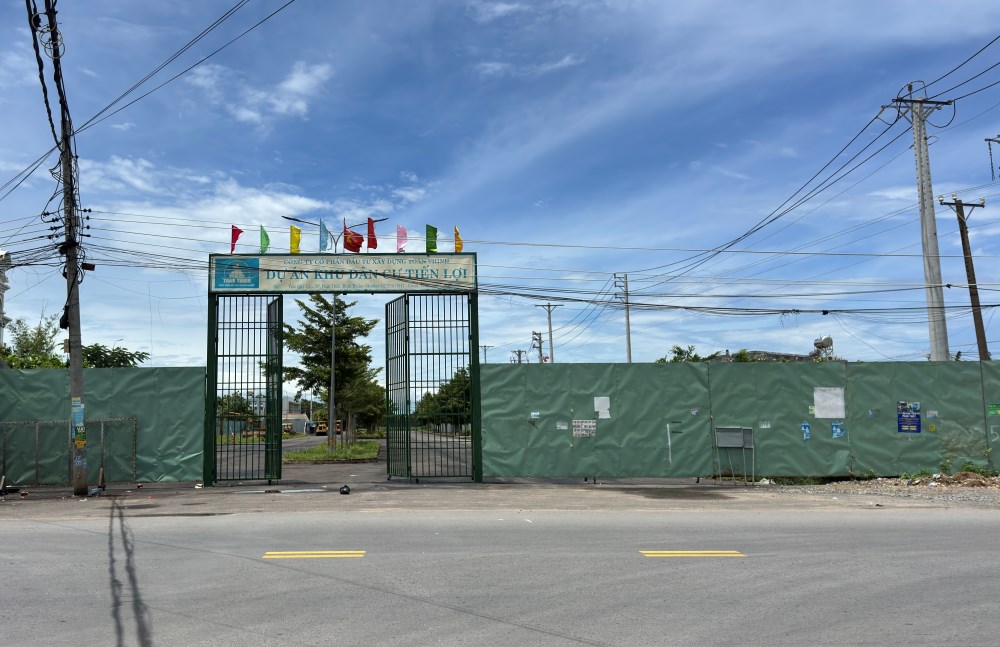 Phia truoc cong vao du an ha tang ky thuat khu nha o xa hoi tai xa Tien Loi. Anh: Duy Tuan