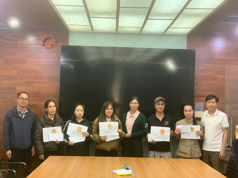 The Trade Union and the Board of Directors of Quang Thai Company Limited presented support to workers whose families suffered damage caused by storms and floods. Photo: Duc Lam