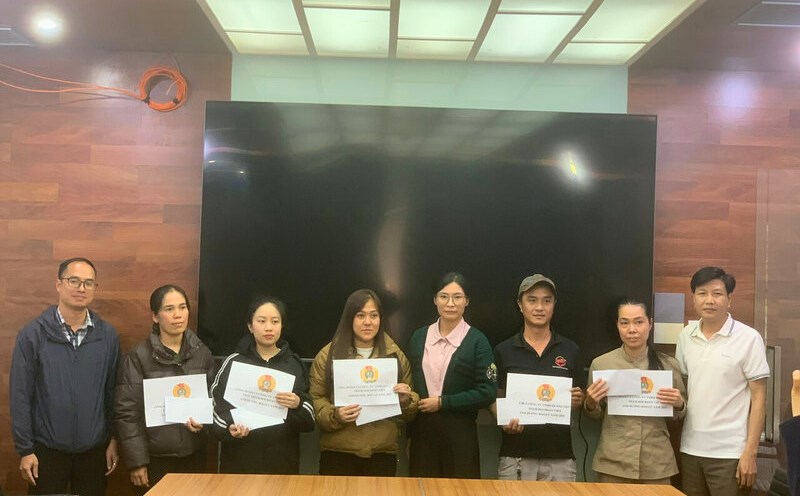The Trade Union and the Board of Directors of Quang Thai Company Limited presented support to workers whose families suffered damage caused by storms and floods. Photo: Duc Lam