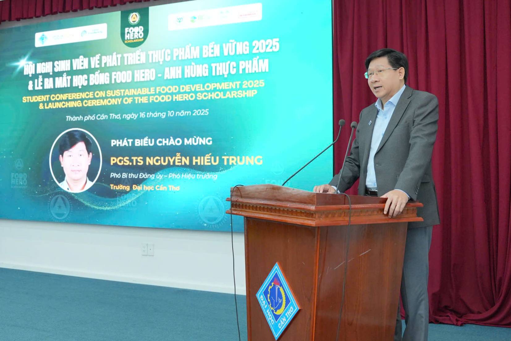 PGS.TS Nguyen Hieu Trung – Pho Hieu truong Dai hoc Can Tho phat bieu tai hoi nghi. Anh: Ta Quang