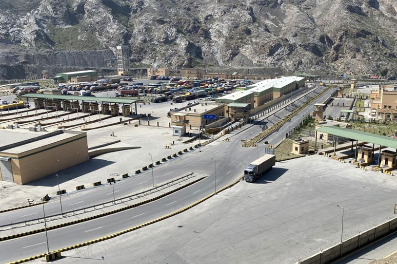 Trucks are stuck at the Pakistan- Afghanistan border, amid cross-border clashes in Torkham, northwest Pakistan. Photo: Xinhua