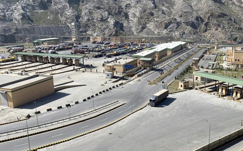 Trucks are stuck at the Pakistan- Afghanistan border, amid cross-border clashes in Torkham, northwest Pakistan. Photo: Xinhua