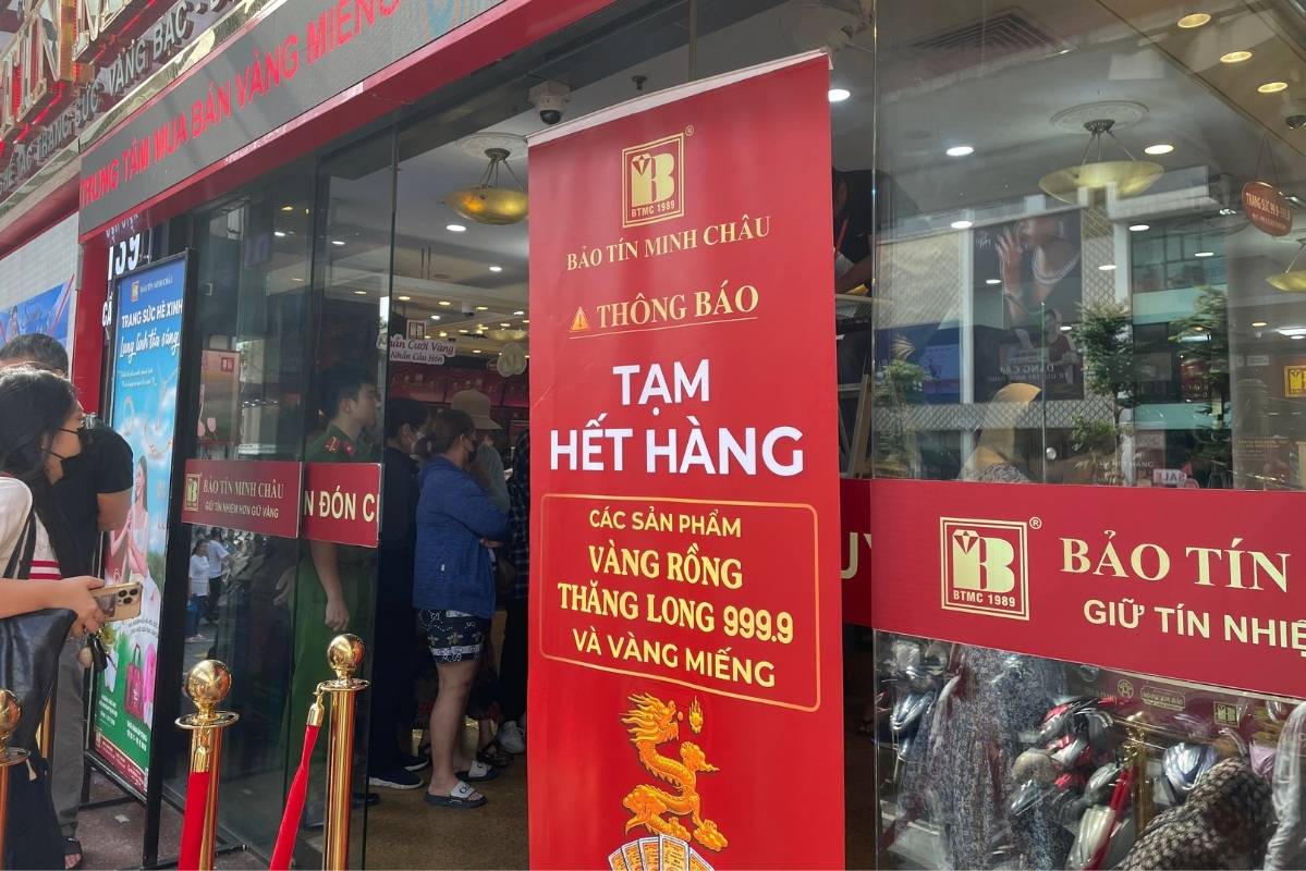 Bien thong bao tam het hang vang nhan tron tron va vang mieng thanh thong le den gio duoc mang ra. Anh: Thanh Binh