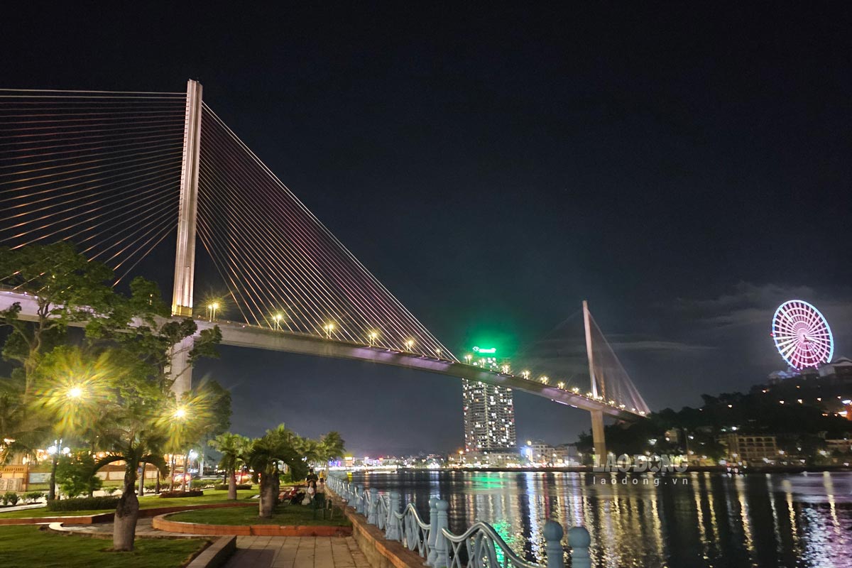 Bai Chay Bridge, Quang Ninh Province only has 1 color after Typhoon Yagi (2024). Photo: Doan Hung