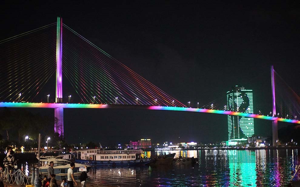 Cau Bai Chay nhieu mau sac, lung linh trong dem thoi diem truoc bao Yagi (2024). Anh: Doan Hung