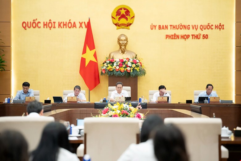 Hoy el Comite Permanente de la Asamblea Nacional dictamina sobre el trabajo de personal de acuerdo con la autoridad. Foto: Quochoi.vn.