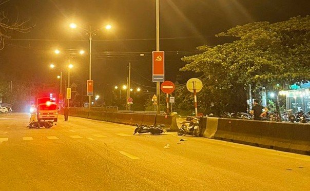 ホアンマイ区（ゲアン）のティンミブロック、高速道路1Aの新しく開通した交差点での事故現場。3人が負傷した。写真: バ・トゥアン