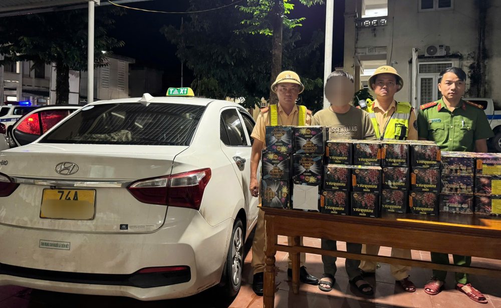 Lực lượng chức năng phát hiện số hàng cấm là pháo nổ có tổng trọng lượng khoảng 111kg. Ảnh: CSGT Quảng Trị