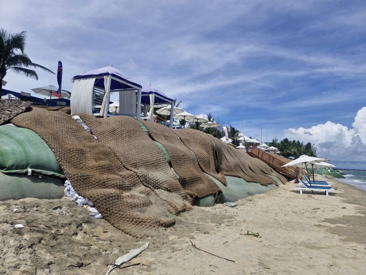 Sandbags and coconut fiber carpets are considered a solution to deal with coastal erosion in Hoi An Tay ward (Da Nang). Photo: Thu Giang