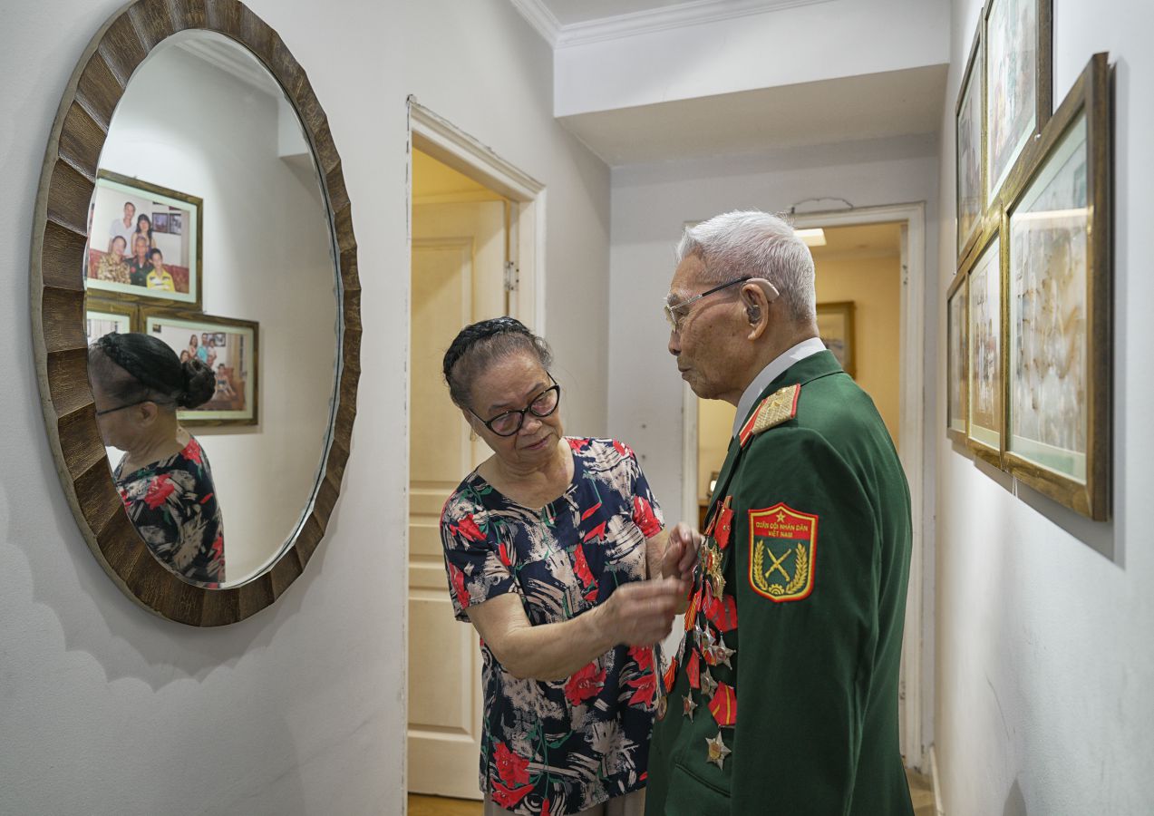 Mrs. Thuan prepared costumes for General Huy to attend the Great Ex General Ceremony. Photo: Viet Van