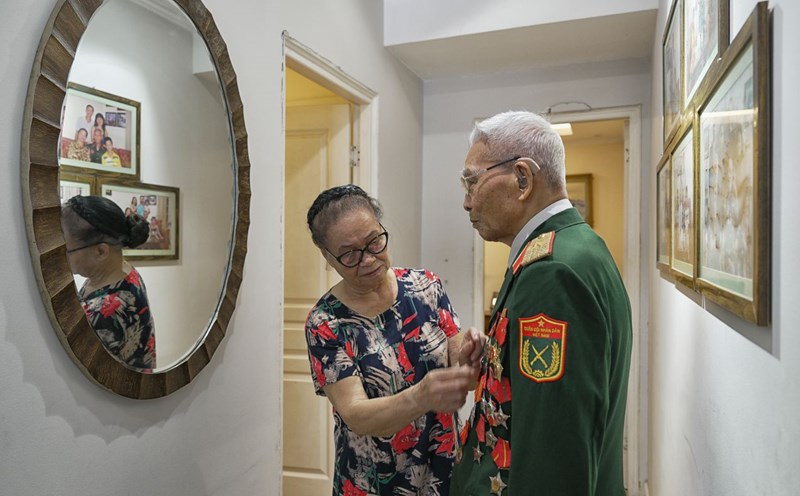 Mrs. Thuan prepared costumes for General Huy to attend the Great Ex General Ceremony. Photo: Viet Van