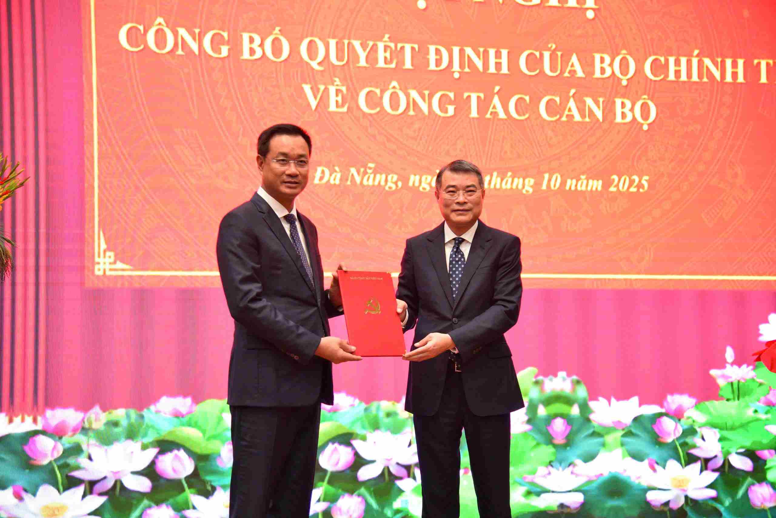 Mr. Le Minh Hung presented the Politburo's Decision on the transfer, assignment, and appointment of Mr. Le Ngoc Quang to join the Executive Committee, Standing Committee, and hold the position of Secretary of the Da Nang City Party Committee for the 2025 - 2030 term. Photo: Nguyen Long