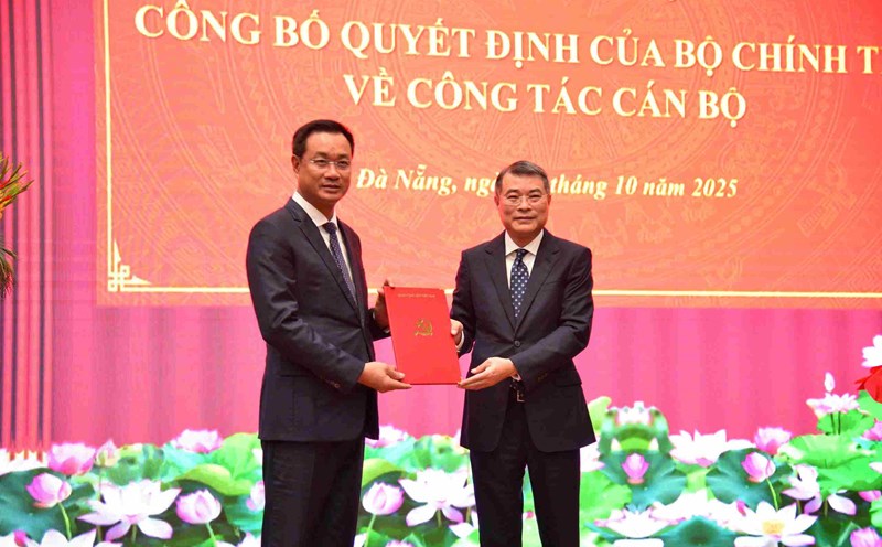 Mr. Le Minh Hung presented the Politburo's Decision on the transfer, assignment, and appointment of Mr. Le Ngoc Quang to join the Executive Committee, Standing Committee, and hold the position of Secretary of the Da Nang City Party Committee for the 2025 - 2030 term. Photo: Nguyen Long