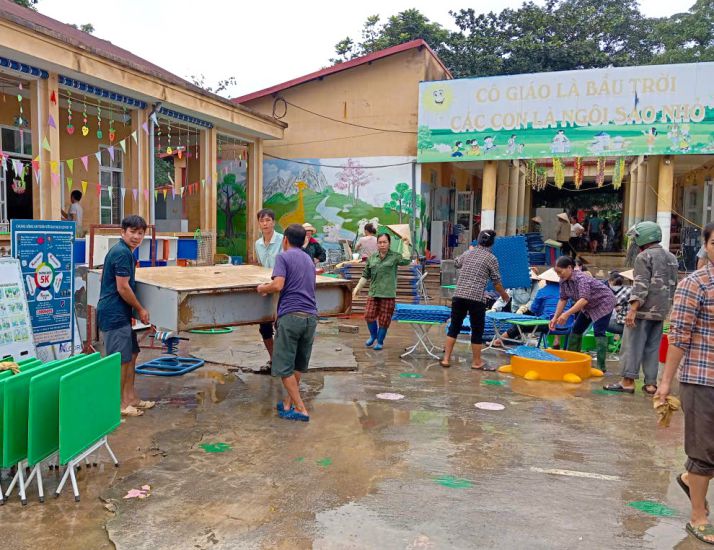 Cleaning work continues to be carried out in parallel with welcoming students back to class. Photo: Khanh Linh