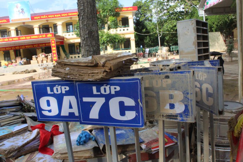 Nhung quyen giao an va hoc lieu lam lem bun dat. Anh: Hoang Tinh