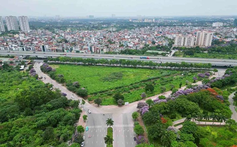 Developing science and technology is the driving force for the development of the capital in the new term. Photo: Huu Chanh