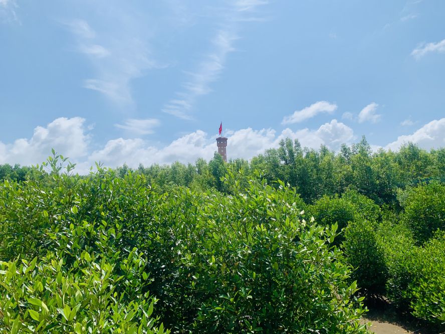 Columna de bandera en medio del bosque de duoc del Parque Nacional Mui Ca Mau. Foto: An Le