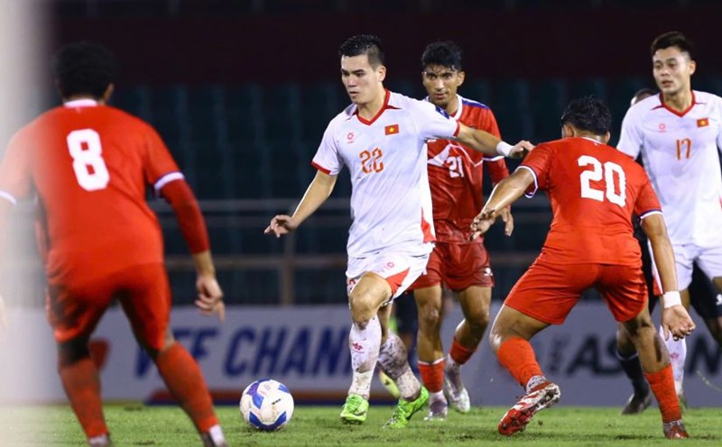 Vietnam team in the match against Nepal team at Thong Nhat Stadium. Photo: Thanh Vu