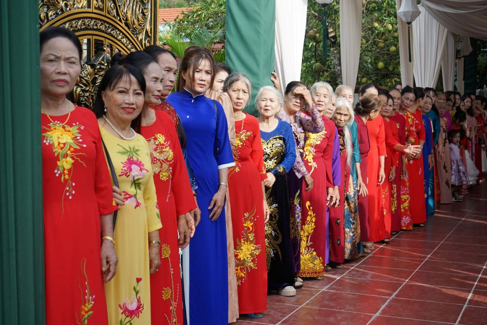 Gia dinh nha gai cho don nha trai trong le nap tai. Anh: Quach Du