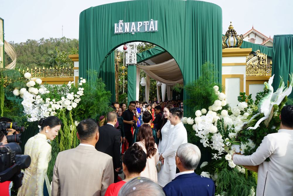 Nha trai den trong su chao don nong nhiet cua gia dinh nha gai. Anh: Quach Du