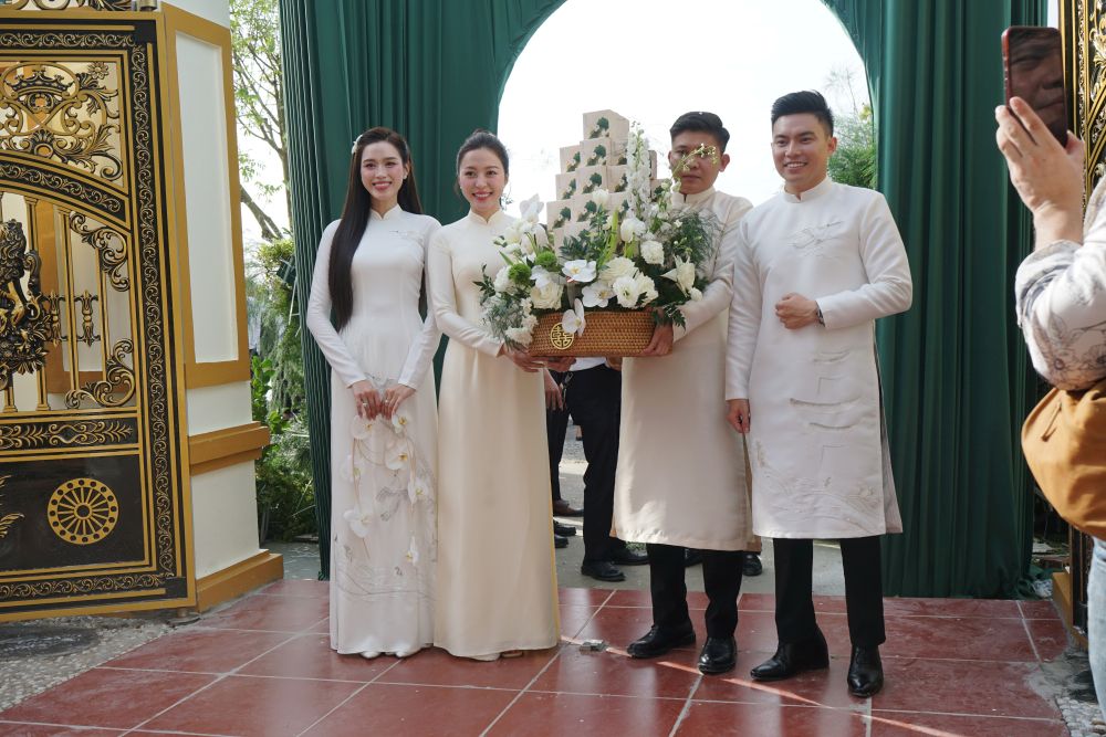 Hoa hau Do Thi Ha rang ngoi ben thieu gia Tap doan Son Hai trong le nap tai. Anh: Quach Du