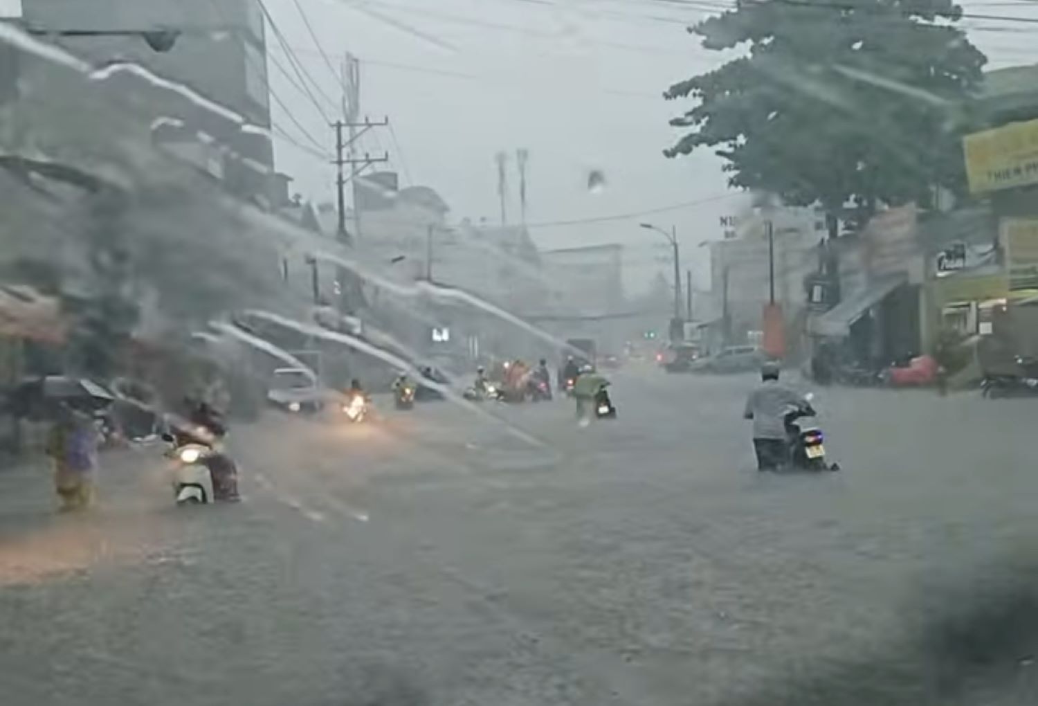 Heavy rain from the morning of October 16 caused 2/4 roads through Bau market, Bac Nha Trang ward, Khanh Hoa province to be heavily flooded. Photo: Phuong Linh