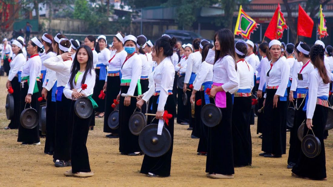 Cac co gai Muong trong trang phuc truyen thong. Anh: Yen San 