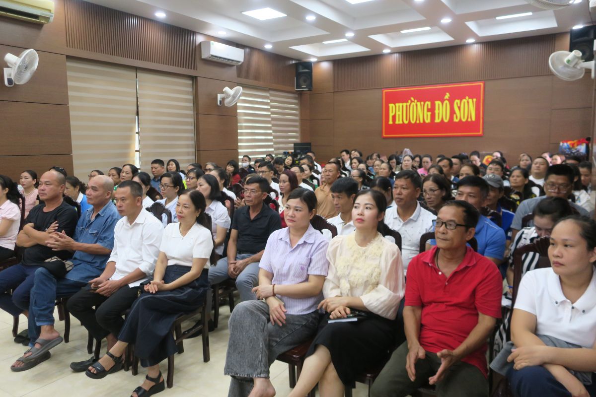 Dai dien cac co so kinh doanh dich vu am thuc duong pho. Ảnh: Hoang Khoi