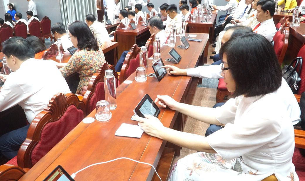 Dai bieu doc tai lieu tu may tinh bang, khong su dung tai lieu giay. Anh: Nhat Ho