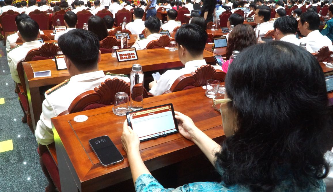Cac dai bieu tham du Dai hoi dai bieu Dang bo tinh Ca Mau lan thu nhat, nhiem ky 2025 -20230 doc tai lieu tu may tinh bang. Anh: Nhat Ho