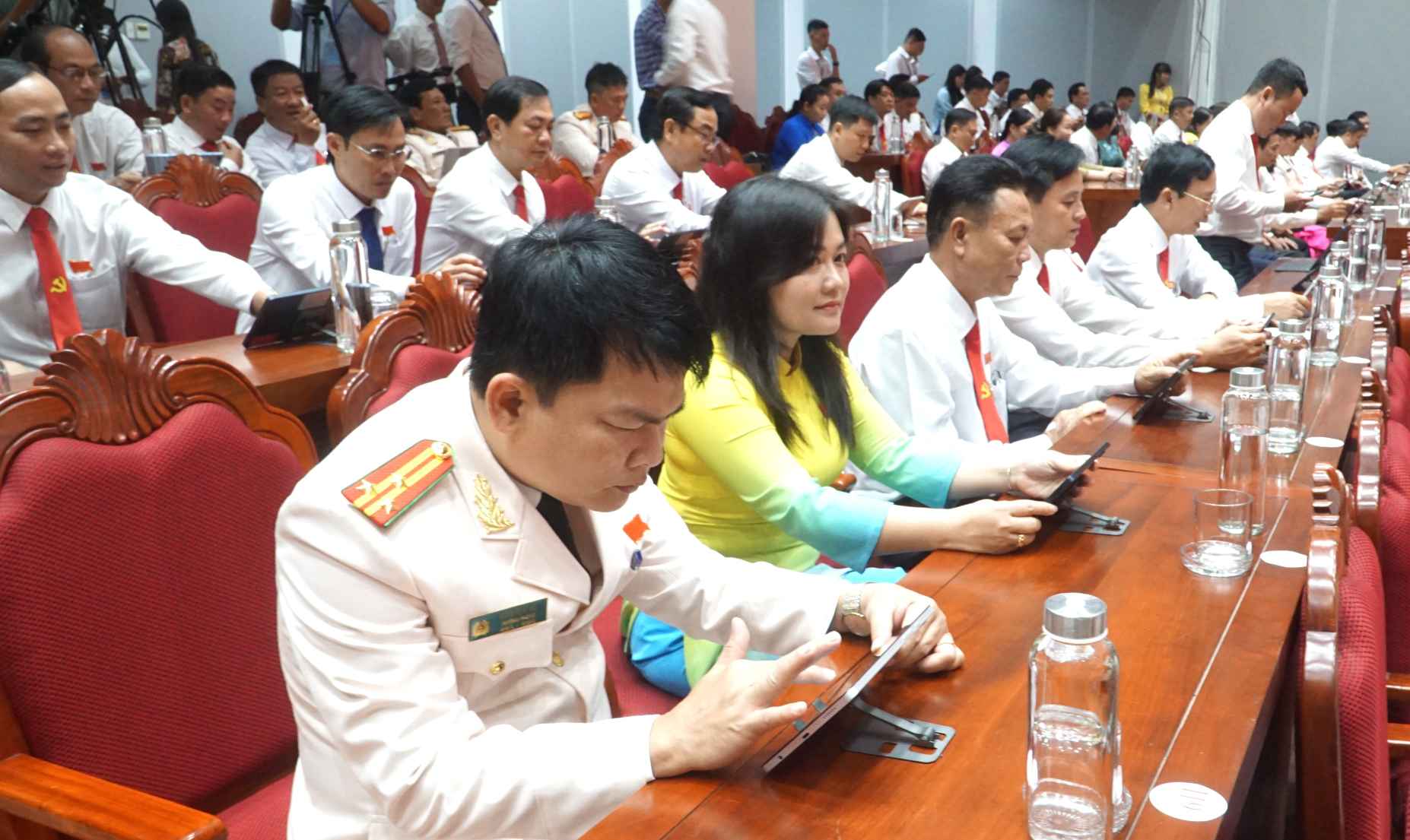 Dai bieu du Dai hoi su dung may tinh bang de xe, doc tai lieu, khong su dung tai lieu giay. Anh: Nhat Ho