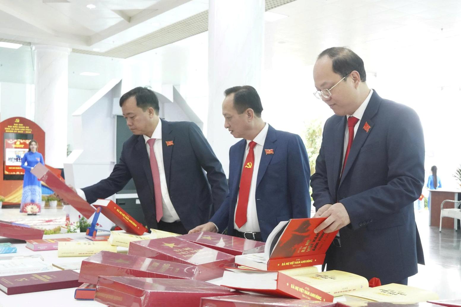 Bi thu, cac Pho bi thu Tinh uy Ca Mau tham quan trung bay tai Dai hoi. Anh: Ta Quang