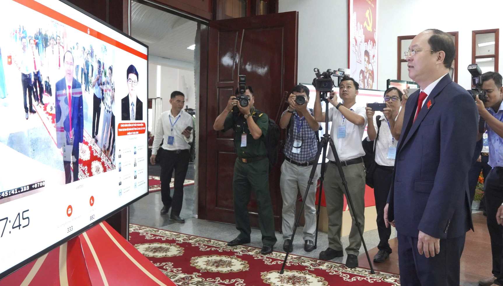 Bi thu Tinh uy Ca Mau Nguyen Ho Hai nhan dien khuon mat truoc khi vao hoi truong. Anh: Ta Quang