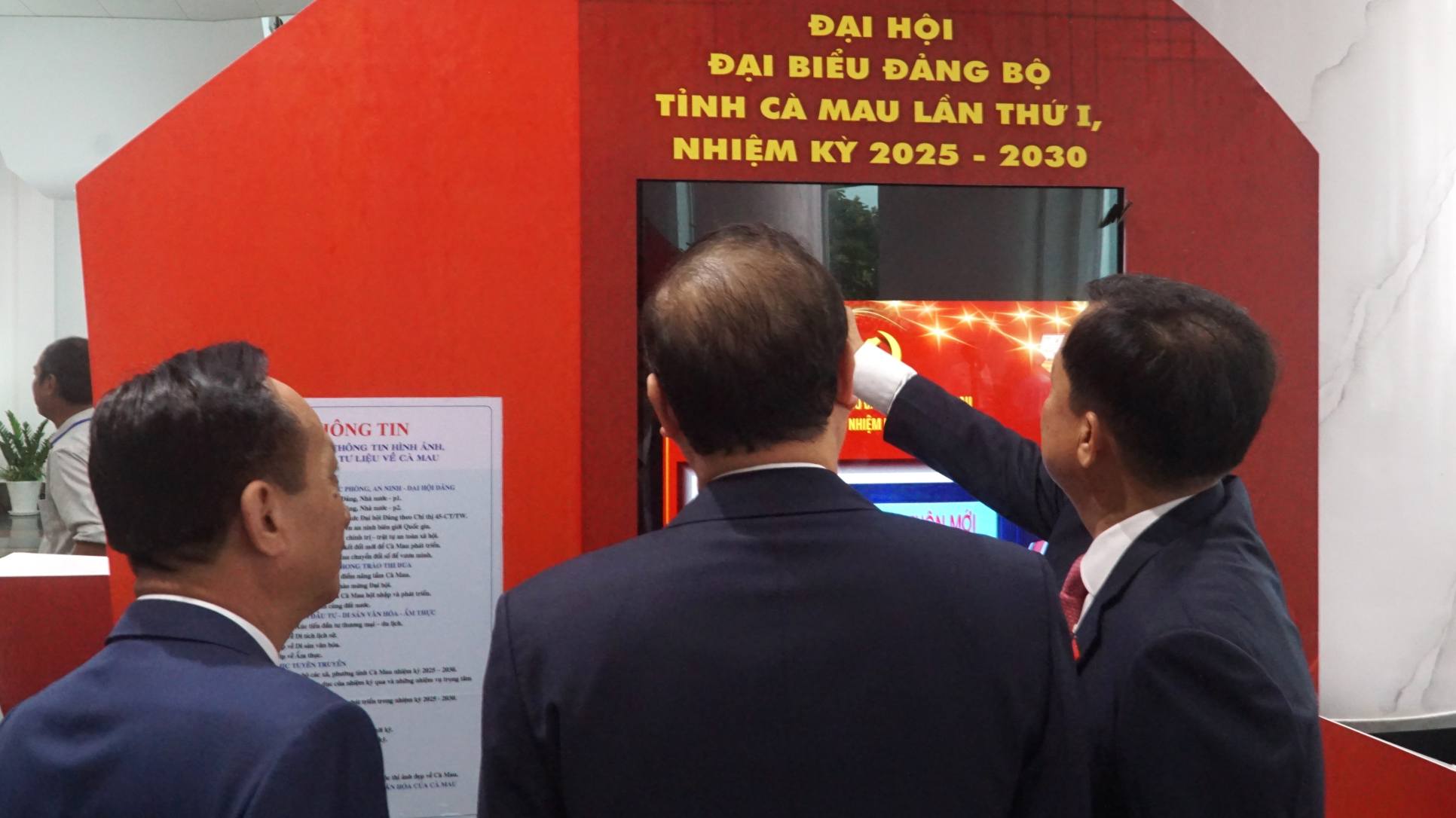 Bi thu Tinh uy Ca Mau Nguyen Ho Hai cung cac pho Bi thu Tinh uy Ca Mau tham quan may moc nhan dien khuon mat cac dai bieu du Dai hoi. Anh: Nhat Ho