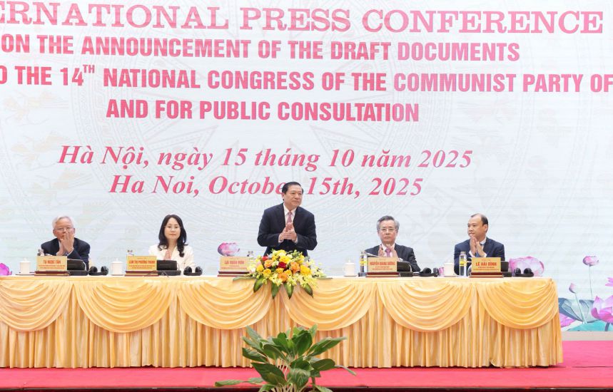 Member of the Party Central Committee, Deputy Head of the Central Propaganda and Mass Mobilization Commission Lai Xuan Mon chaired an international press conference to announce the Draft Documents to be submitted to the 14th National Congress of the Party to collect public opinions. Photo: Tran Vuong