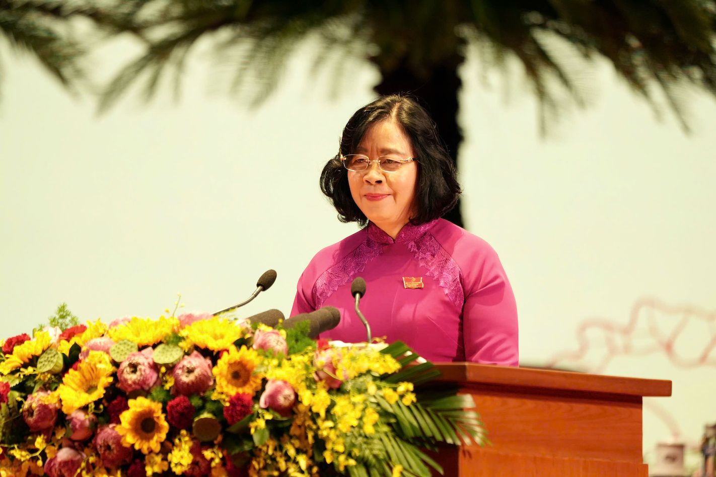 លេខាបក្សទីក្រុងហាណូយ Bui Thi Minh Hoai ថ្លែងសុន្ទរកថាបើកនៅមហាសន្និបាត។ រូបថត៖ វៀតថាញ់