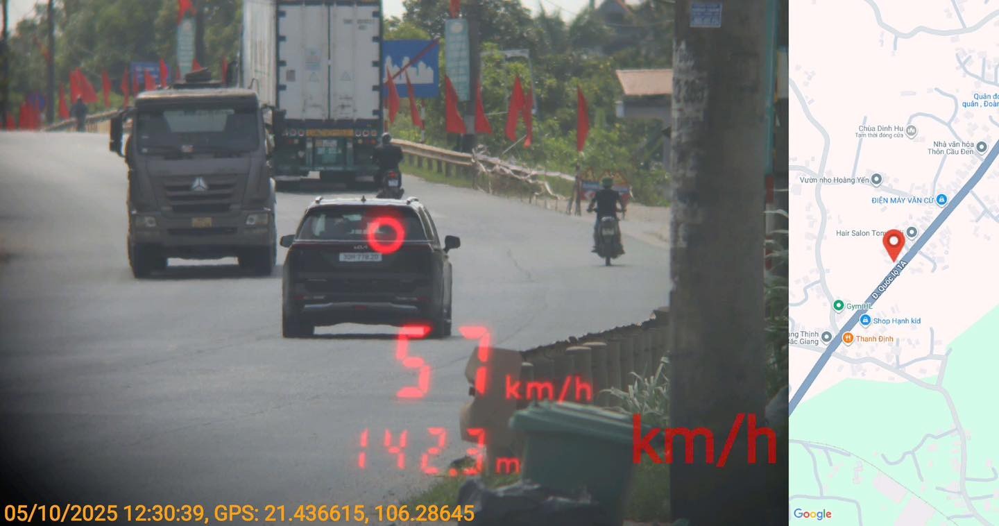 1 vehicule a ete penalise a l'arrosage a Bac Ninh (mer de filets rouges). Photo : Police de Bac Ninh