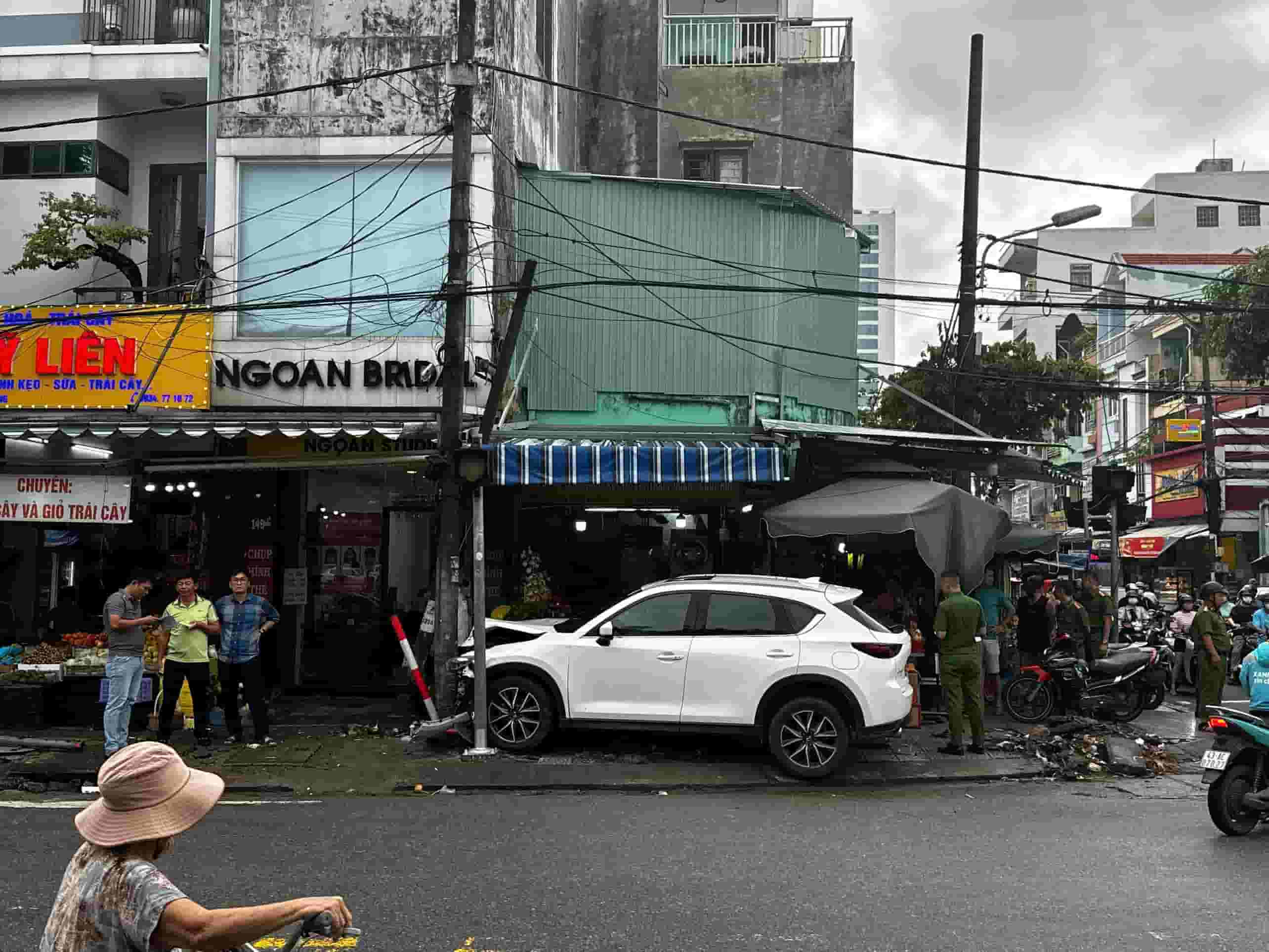 Un coche pierde el control y se estrella contra un mercado en Da Nang dejando 2 heridos. Foto: Dieu Binh