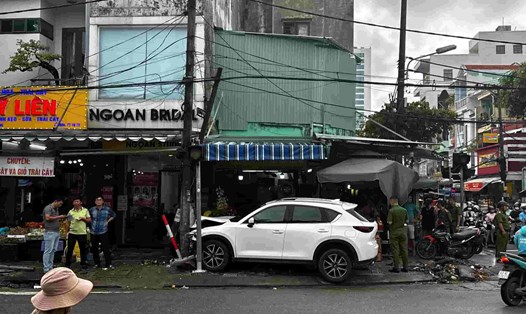 Ô tô mất lái lao vào khu chợ ở Đà Nẵng khiến 2 người bị thương. Ảnh: Diệu Bình