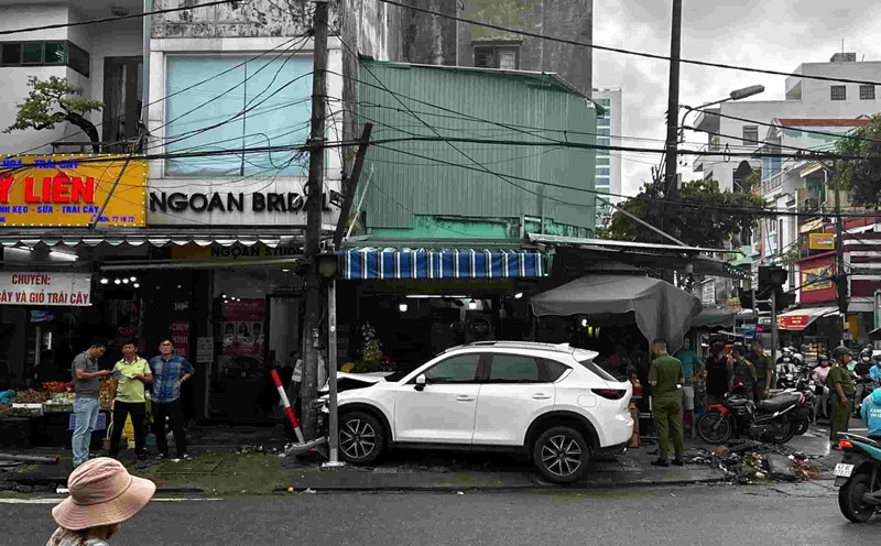 The car lost control and crashed into a market in Da Nang, injuring 2 people. Photo: Dieu Binh