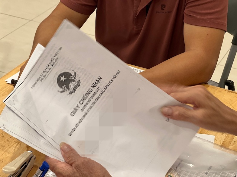 元の土地使用権証明書を紛失した場合、土地使用権証明書の再発行を申請。写真:Cuong Ngo