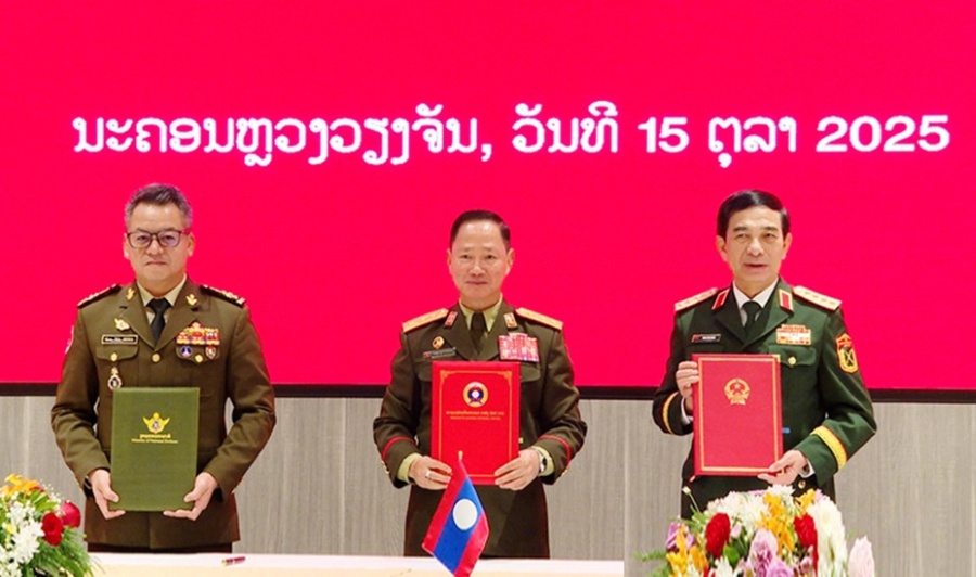 The defense ministers of the three countries of Vietnam - Laos - Cambodia signed a minutes of the meeting. Photo: Ministry of National Defense