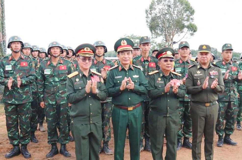 Quan doi 3 nuoc Viet Nam - Lao - Campuchia nhat tri nhieu noi dung hop tac thiet thuc trong thoi gian toi. Anh: Bo Quoc phong