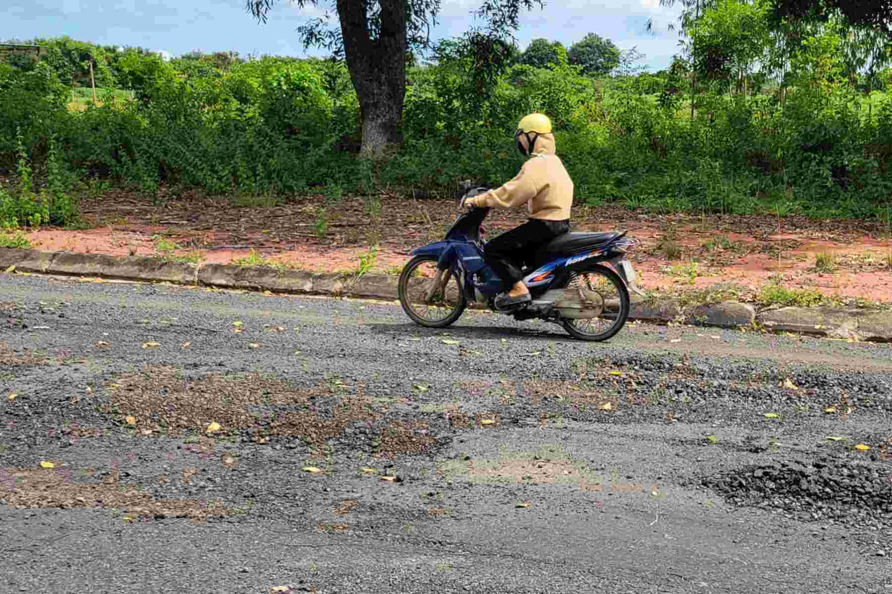 Les habitants craignent que la situation des routes endommagees ne recele de nombreux risques d'accidents de la circulation. Photo : Tan Manh