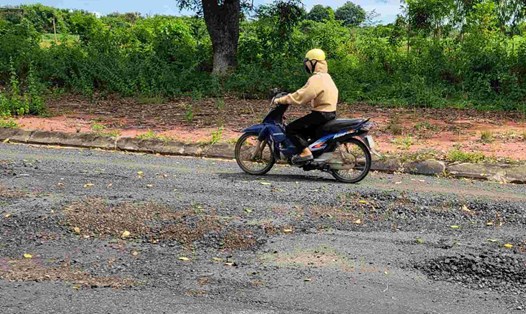 Người dân lo ngại tình trạng mặt đường hư hỏng tiềm ẩn nhiều nguy cơ xảy ra tai nạn giao thông. Ảnh: Tấn Mạnh