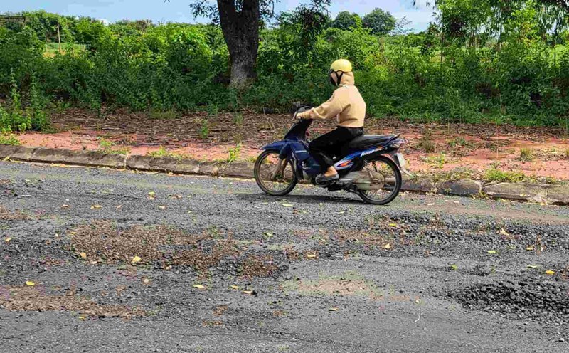 People are concerned that the damaged road surface poses a high risk of traffic accidents. Photo: Tan Manh